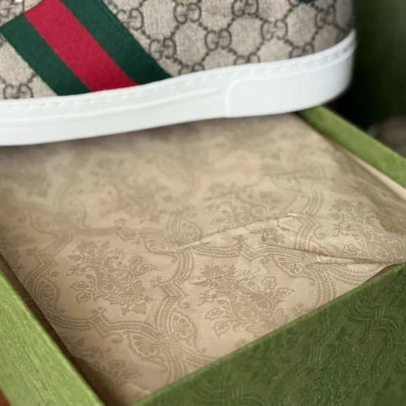 Gucci Men's Beige Sneakers with Green and Red Stripes - Picture 9 of 11